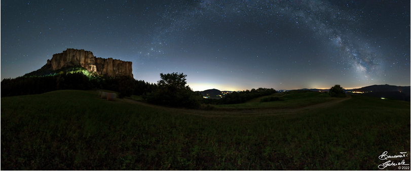 Castelnovo ne' Monti (Re). Panoramica serale della Pietra di Bismantova. Foto di Gabriele Benassati
