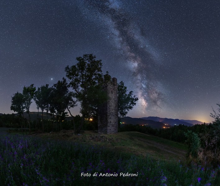 Farini (Pc):  frazione Groppallo, via Lattea presso la torre di Sant'Antonino di selva. Foto di Antonio Pedroni