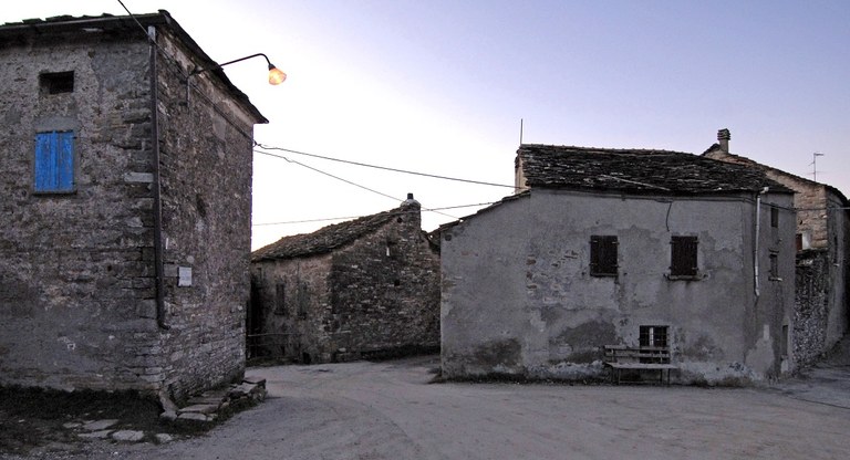 Morfasso (Pc). Case rurali in pietra