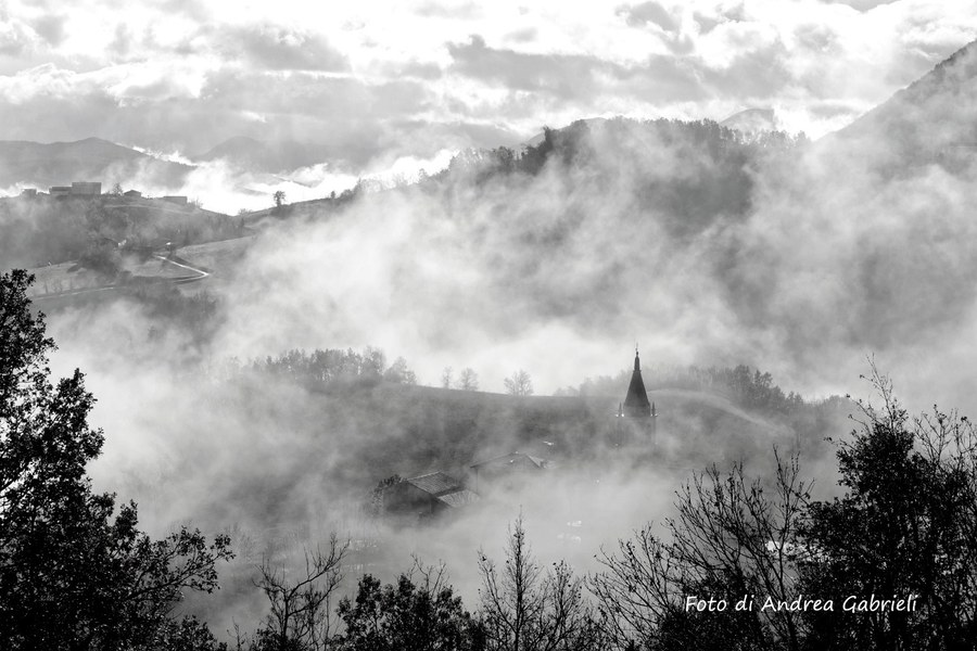 Pavullo nel Frignano (Mo). Montorso. Chiesa di Santa Maria vergine e martire in una giornata di nebbia. Foto di Andrea Gabrieli