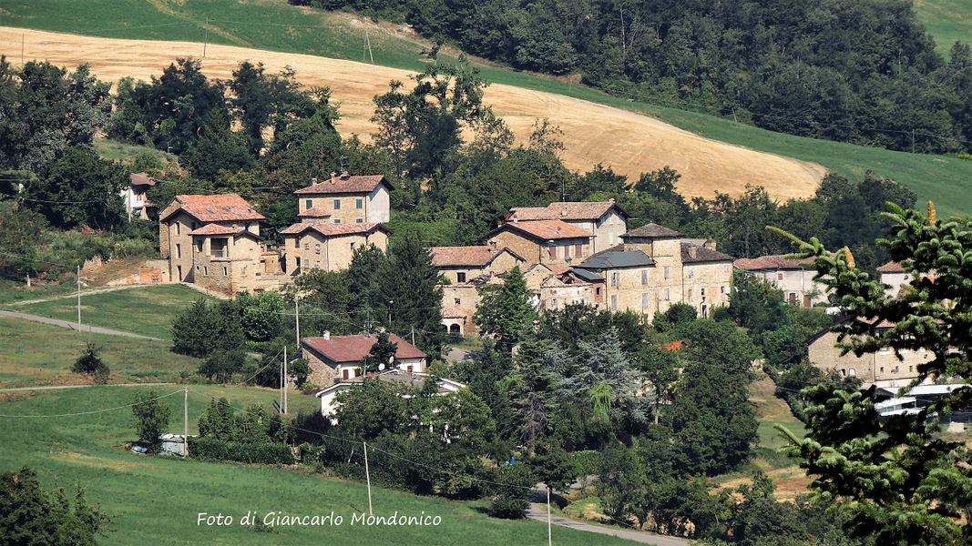 Toano (Re). L'antico Borgo di Manno visto da Montechiodo. Foto di Giancarlo Mondonico