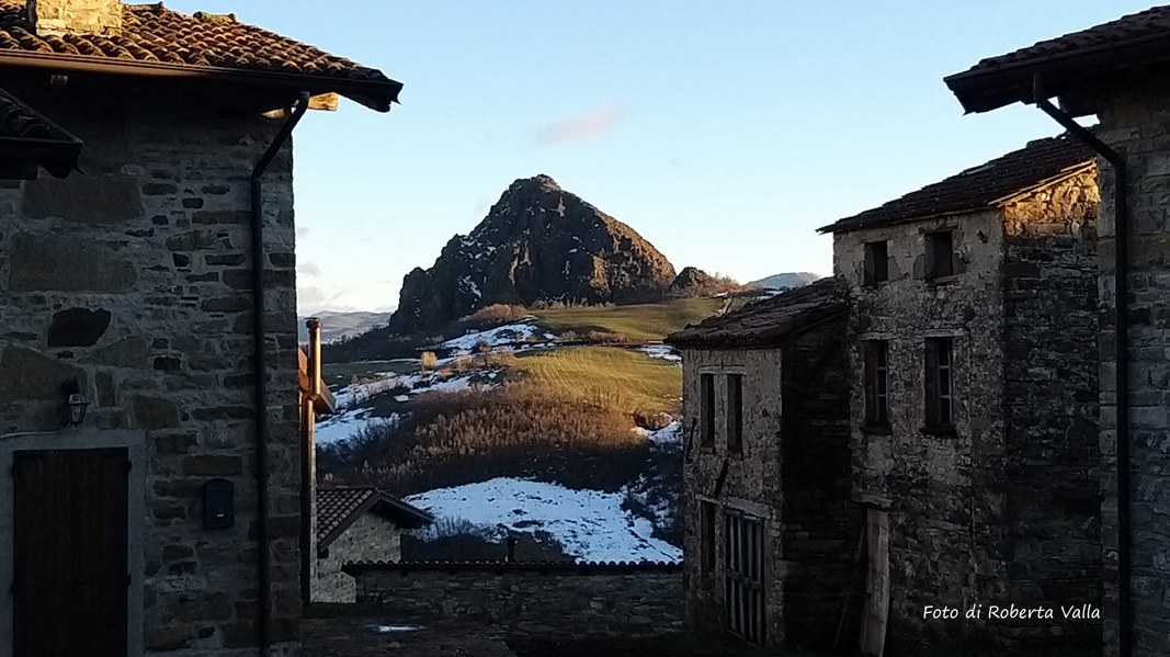 Travo (Pc). La Pietra Parcellara vista dal piccolo Borgo di Scarniago. Foto di Roberta Valla