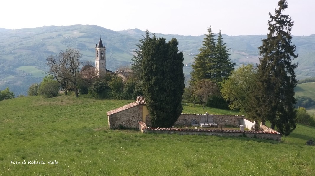 Travo (Pc). La chiesa di S. Alessandro e l'antico cimitero di Fellino. Foto di Roberta Valla