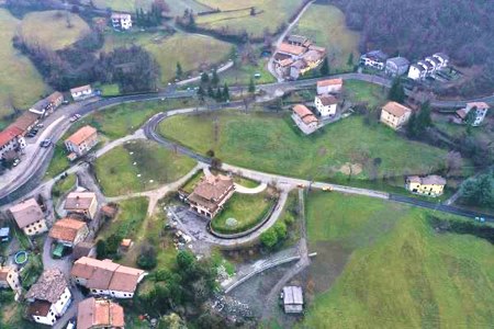 A Villa Minozzo (Re) una paratia a protezione delle abitazioni e un sistema di drenaggio con pozzi